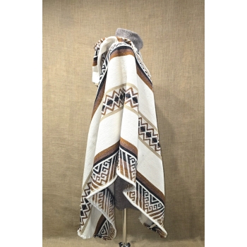 Poncho ekwadorskie - długie ze 100% wełny owczej w odcieniu beżowo brązowym .